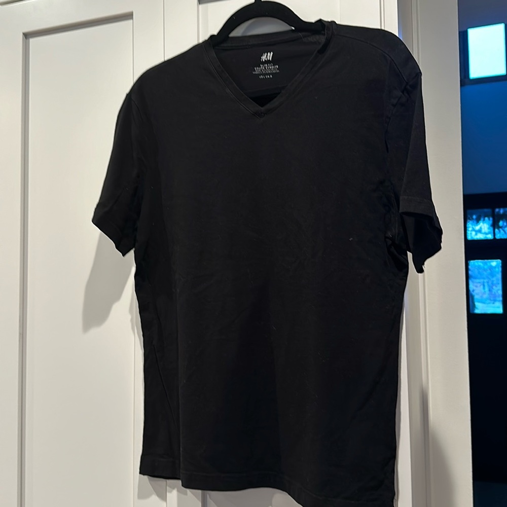 H&M black V-neck tee